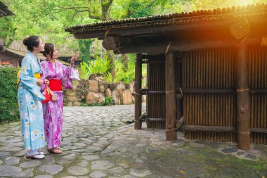 kimono giysili genç Gezgin kadınlar