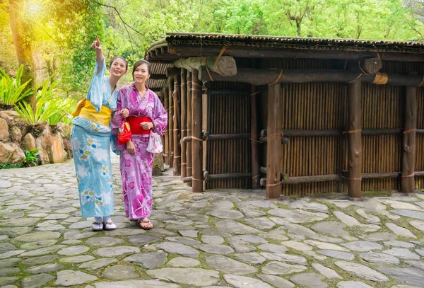 Ασιατικές νέοι φίλες φορώντας ρούχα κιμονό — Φωτογραφία Αρχείου