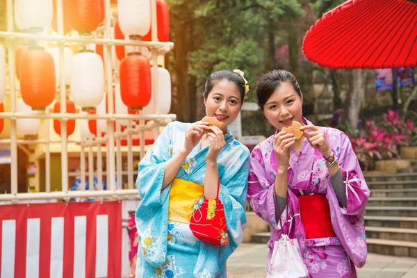 Νέοι μαθήτριες φορώντας το κοστούμι κιμονό — Φωτογραφία Αρχείου