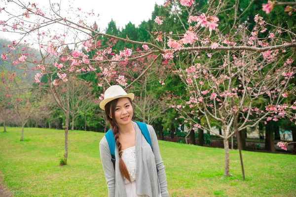 Estudante universitário chinês na flor de cereja — Fotografia de Stock