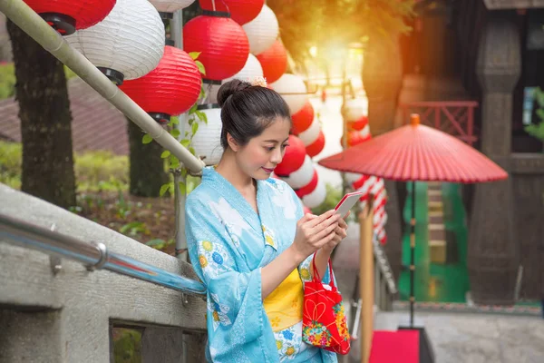 Vrouwelijke toeristische dragen traditionele kimono — Stockfoto