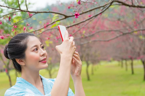 Japonya'da gezi gülümseyen kadın turist