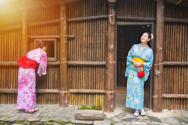 geleneksel giyim kimono giyen yolcuları 