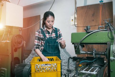 Genç işleme kadın işçiye cidden freze
