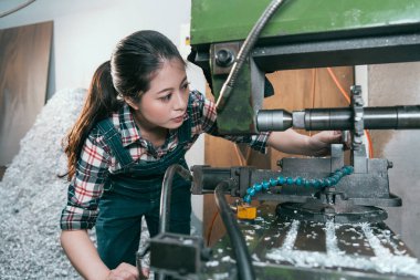 Genç zarif bileşenleri fabrika kadın personel 