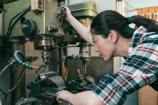 Súlyosan maró gép gyári női munkavállaló — Stock Fotó