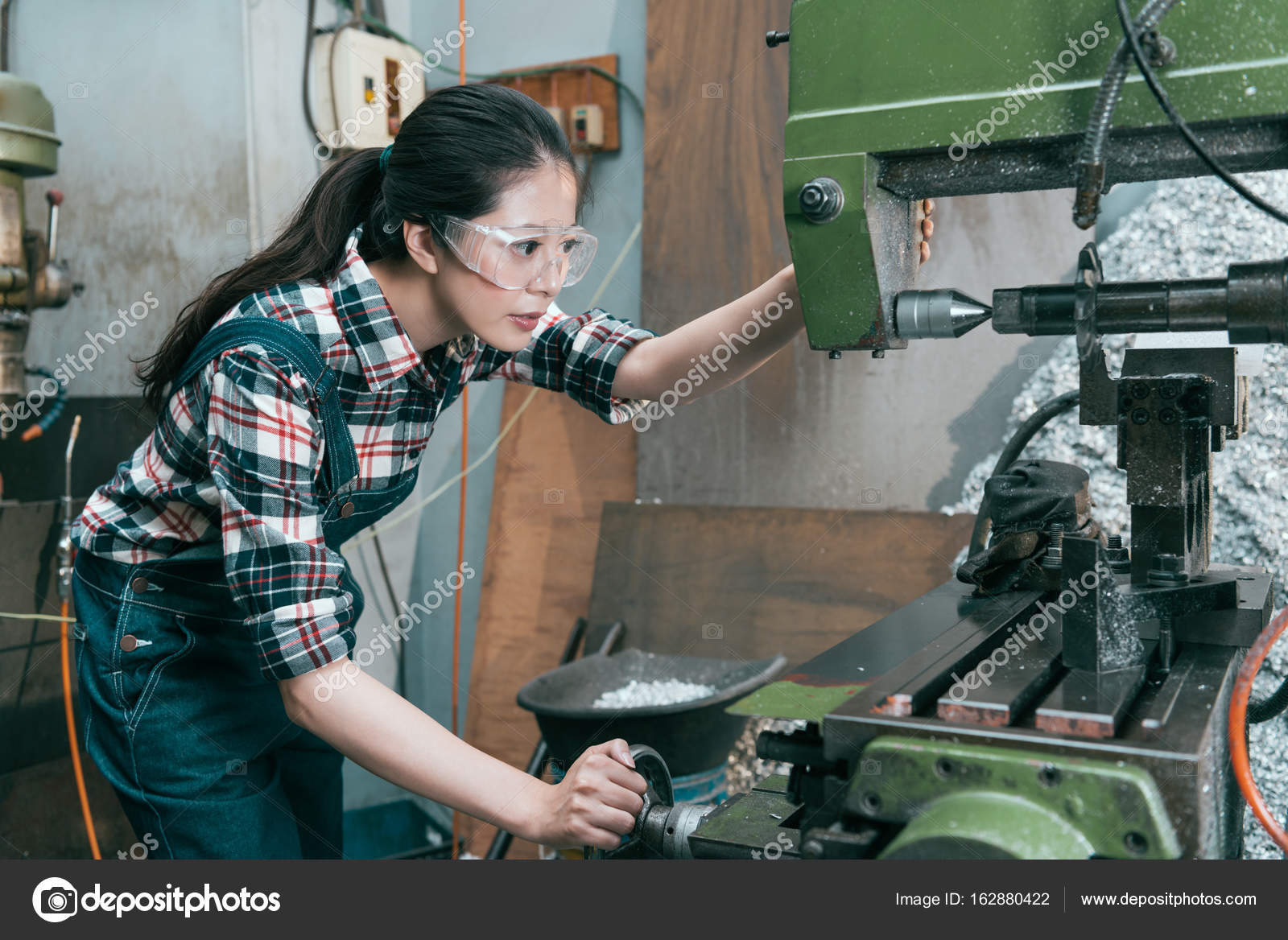 женщина токарь. фотосессия на заводе. женщина токарь. станок на заводе. женщина токарь.