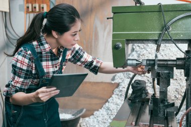 telefon defteri bilgisayar tutan Torna çalışan Yöneticisi