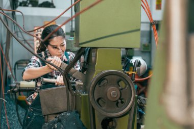 profesyonel endüstriyel fabrika kadın işçiye