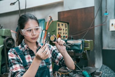 Freze işleme alt koruyucu gözlük takıyor