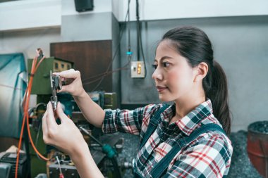 kadın profesyonel fabrika müdürü gülümseyen