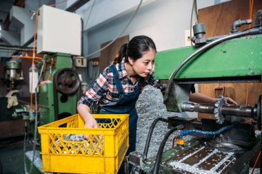 Torna kadın işçi makine yakından bakarak