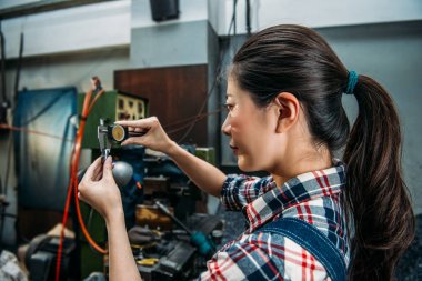 freze makinesi işçisi doğrulayın üretim çelik