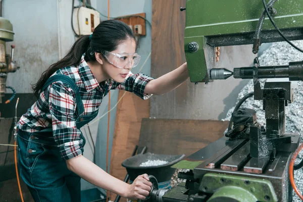 Fiatal eszterga cég nő munkavállaló szemüveg viselése — Stock Fotó