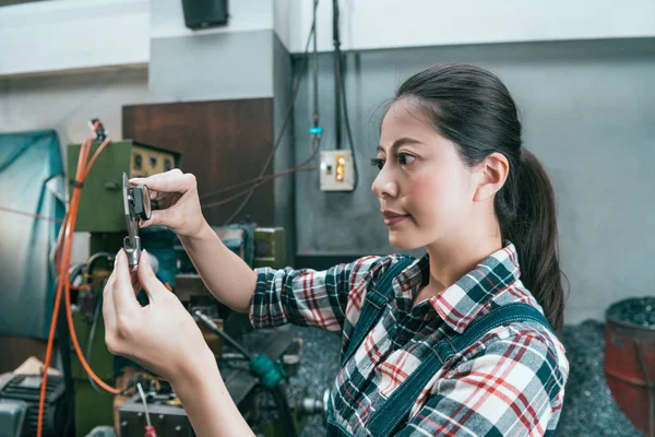 kadın profesyonel fabrika müdürü gülümseyen