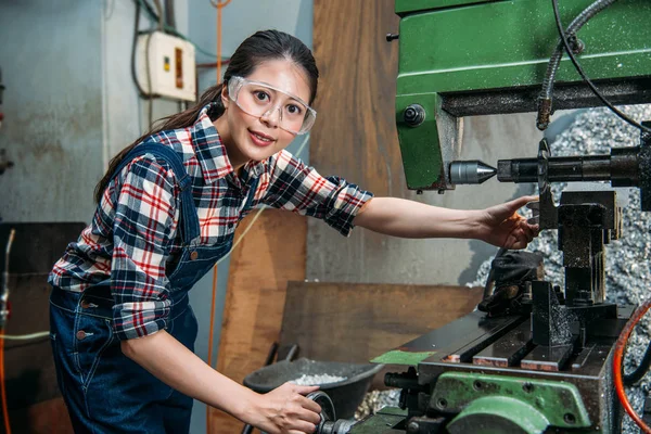 Components factory female staff wearing goggles — Stock Photo, Image