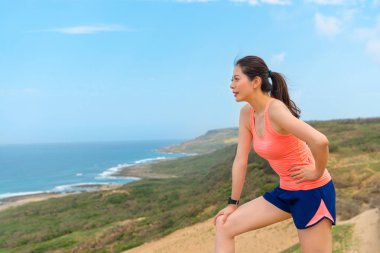 gülümseyen runner istirahat için tepelerinde daimi