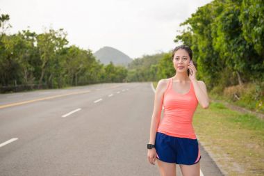 Aile için arama yolu üzerinde duran kadın runner