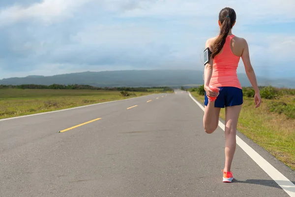 arkadan görünüşü ayaklarının elle ısınmak kadın çekme