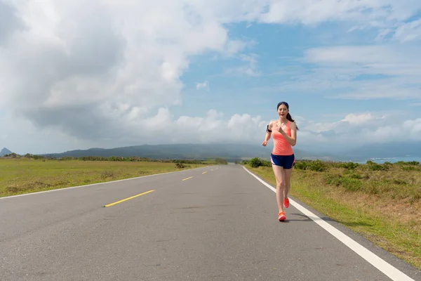 güzel sahne yol sokak koşu içinde kadın