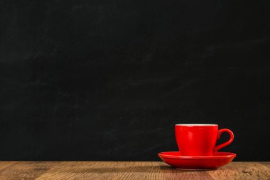 Kırmızı plaka kahve fincanı boş tasarım alanını göster