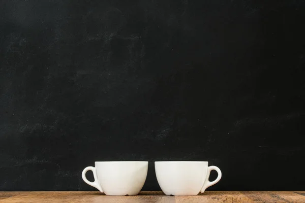 Due tazze di caffè bianco disposti insieme su legno — Foto Stock