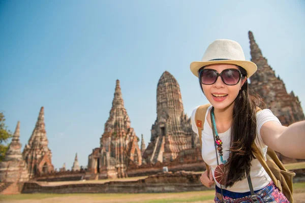 Turista feliz tirar foto selfie câmera — Fotografia de Stock