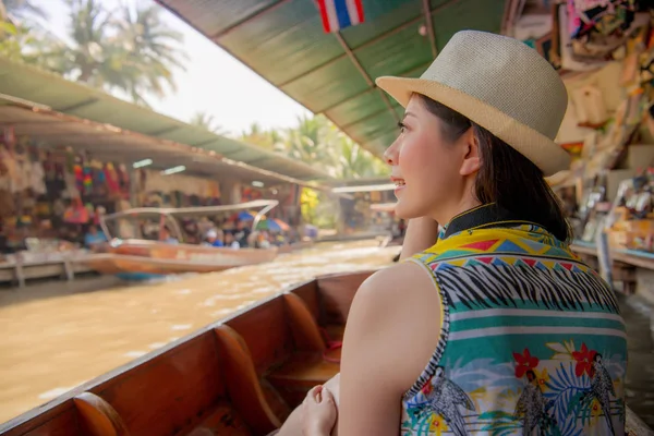 Turista na cestování Asie při pohledu na thajské krajina — Stock fotografie