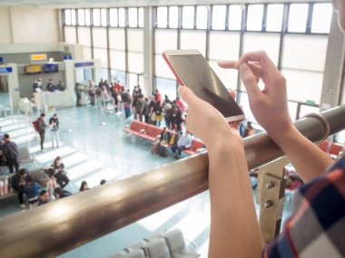 cep telefonu kullaranarak Asyalı kadın Gezgin