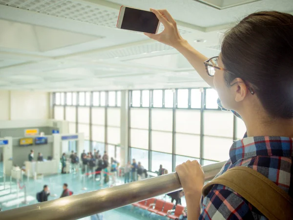 Asiático jovem estudante de pé no aeroporto — Fotografia de Stock