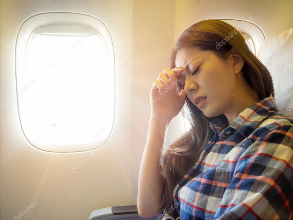 lady take the plane feeling painful for head