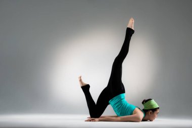 kadın atlet üst vücut yere karşı yaslanmış