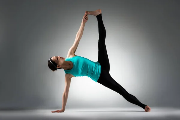 瑜伽健身老师显示困难摆姿势 — 图库照片