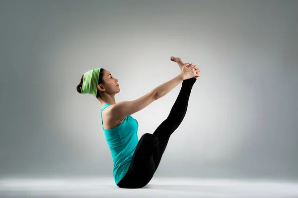 Gymnastics instructor actually show yoga posing — Stock Photo, Image