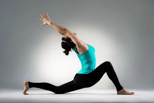 Dancer show the stretch gymnastics dance posture — Stock Photo, Image