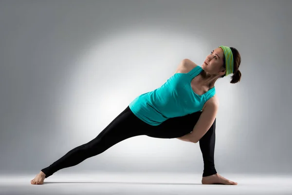 Young fitness coach in the gray wall background — Stock Photo, Image