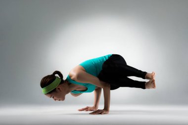 Genç jimnastik antrenörü eller vücut destek