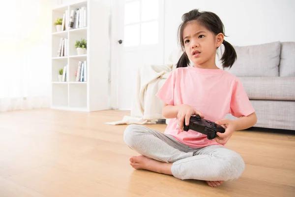 Meisje spel joystick kijken naar video spel bedrijf — Stockfoto