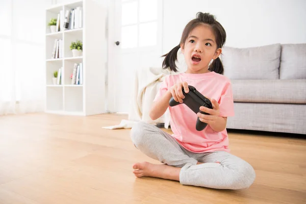 Mijn lieve meisje kind kinderen zitten op woonkamer — Stockfoto