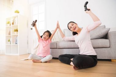 mutluluk aile mutlu anne ve heyecanlı kız