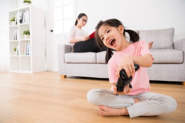 Divan ciddi eğitim genç anne 