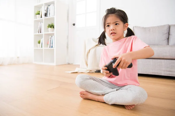 Jongen meisje kinderen met behulp van de joystick controle serieus — Stockfoto