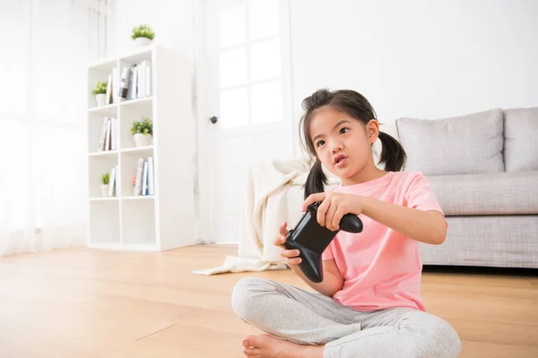 Красивая девочка дочь, играющая в видеоигры — стоковое фото