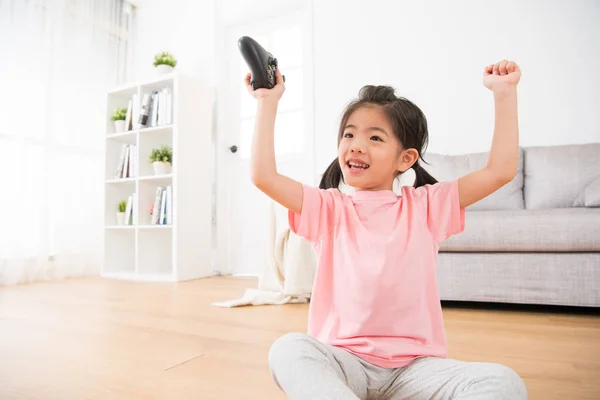 Kid winnende online videospel aan de orde gesteld haar handen — Stockfoto