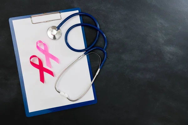 Visão de alto ângulo do conceito de cuidado do câncer de mama — Fotografia de Stock