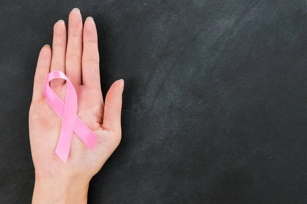 Cinta rosa que muestra el concepto de cuidado del cáncer de mama — Foto de Stock
