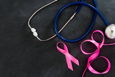 Şerit üzerinde tahta arka plan ile stetoskop