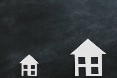 Blackboard arka plan üzerinde izole kağıt evi