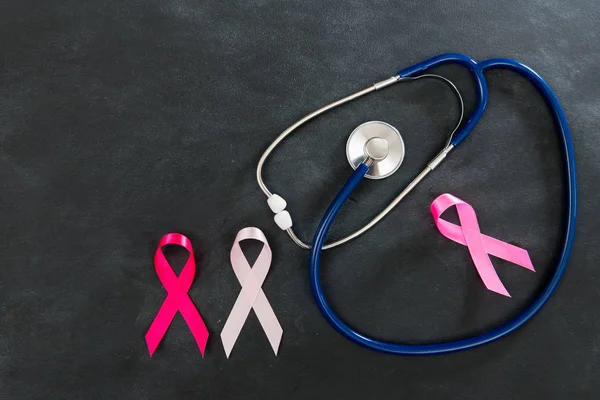 Visão de alto ângulo dos cuidados de saúde sobre o câncer de mama — Fotografia de Stock