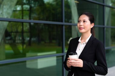 modern binada duran genç bankacı kadın